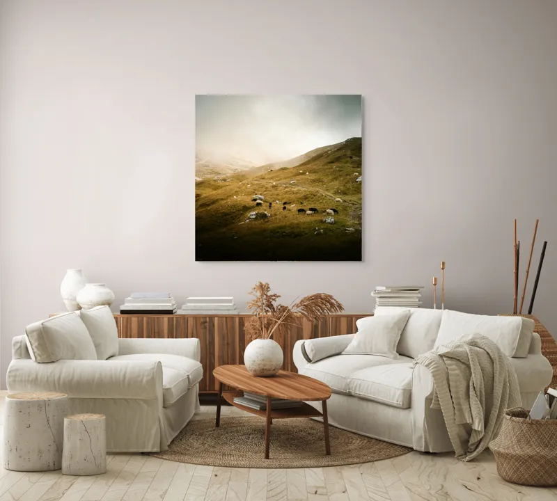 Tablou Canvas, "Oaie în peisaj muntos înnorat", Ceață, Munte, Oi, Potecă, Iarbă, Cer, Stânci, Peisaj, Natură, Lumină, 100 x 100 cm – poza 3