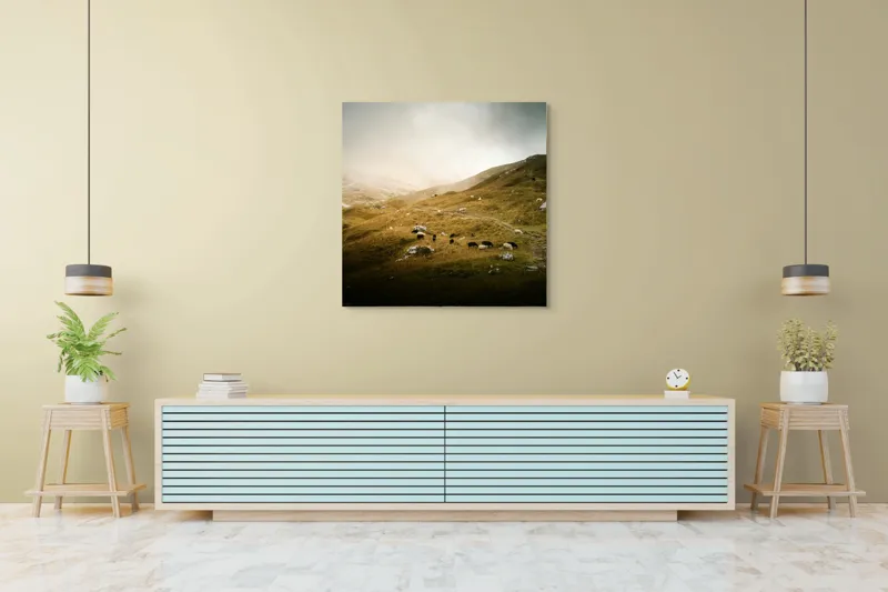 Tablou Canvas, "Oaie în peisaj muntos înnorat", Ceață, Munte, Oi, Potecă, Iarbă, Cer, Stânci, Peisaj, Natură, Lumină, 100 x 100 cm – poza 5