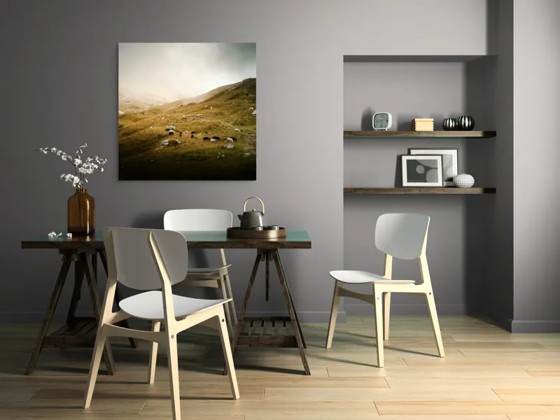 Tablou Canvas, "Oaie în peisaj muntos înnorat", Ceață, Munte, Oi, Potecă, Iarbă, Cer, Stânci, Peisaj, Natură, Lumină, 100 x 100 cm – poza 6