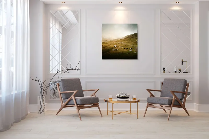 Tablou Canvas, "Oaie în peisaj muntos înnorat", Ceață, Munte, Oi, Potecă, Iarbă, Cer, Stânci, Peisaj, Natură, Lumină, 100 x 100 cm – poza 7