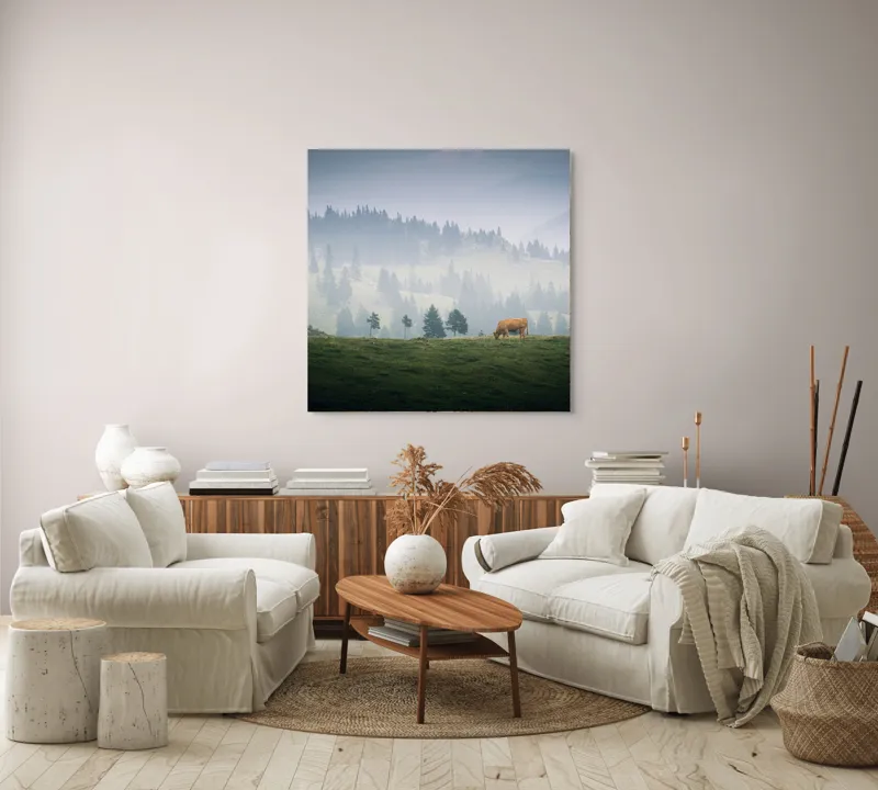 Tablou Canvas, "Văcuța solitară pe câmpul de munte", Nor, Vârfuri, Pini, Vaci, Iarbă, Lumină, Ceață, Peisaj, Tranquilitatea, Natură, 100 x 100 cm – poza 3