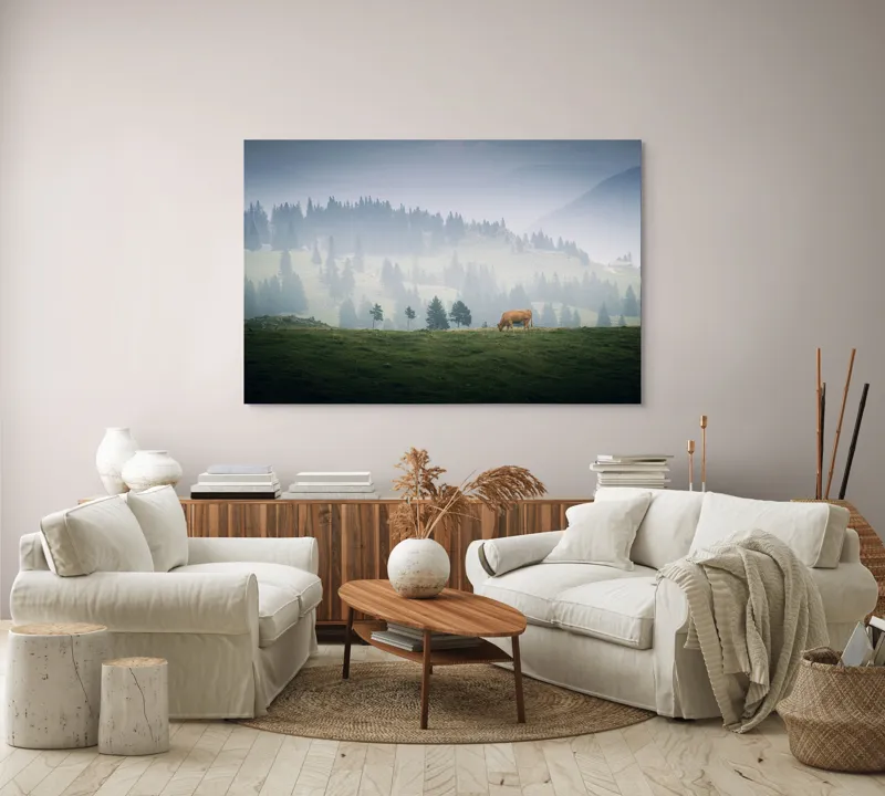 Tablou Canvas, "Văcuța solitară pe câmpul de munte", Nor, Vârfuri, Pini, Vaci, Iarbă, Lumină, Ceață, Peisaj, Tranquilitatea, Natură, 150 x 100 cm – poza 3