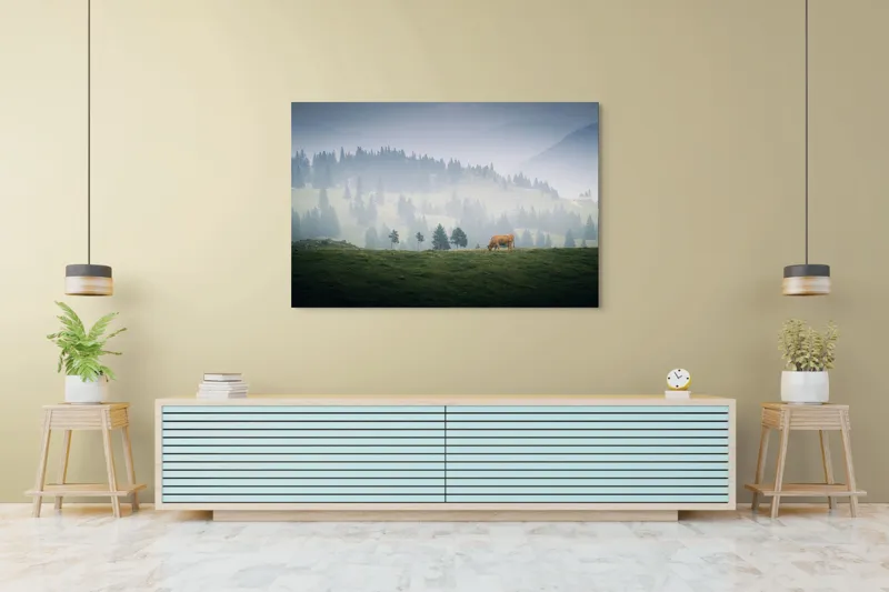 Tablou Canvas, "Văcuța solitară pe câmpul de munte", Nor, Vârfuri, Pini, Vaci, Iarbă, Lumină, Ceață, Peisaj, Tranquilitatea, Natură, 150 x 100 cm – poza 6