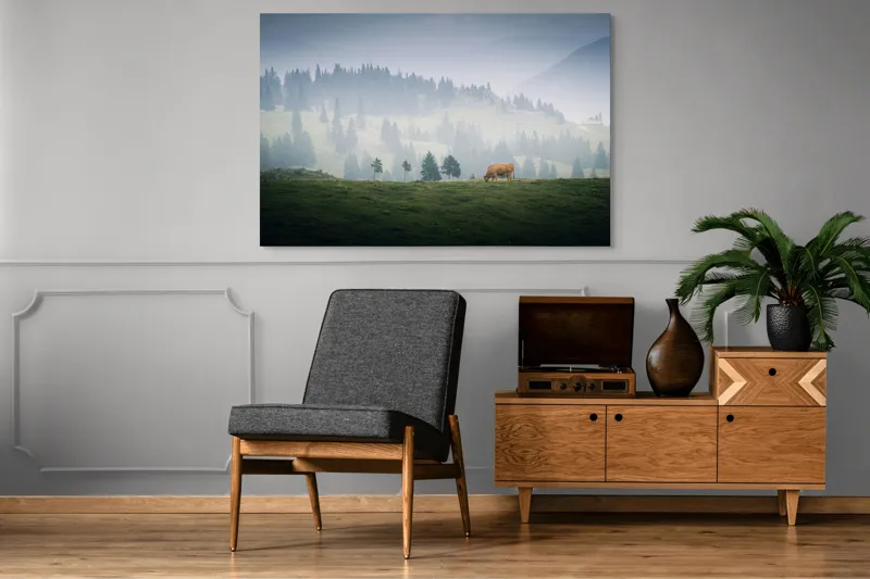 Tablou Canvas, "Văcuța solitară pe câmpul de munte", Nor, Vârfuri, Pini, Vaci, Iarbă, Lumină, Ceață, Peisaj, Tranquilitatea, Natură, 150 x 100 cm – poza 8
