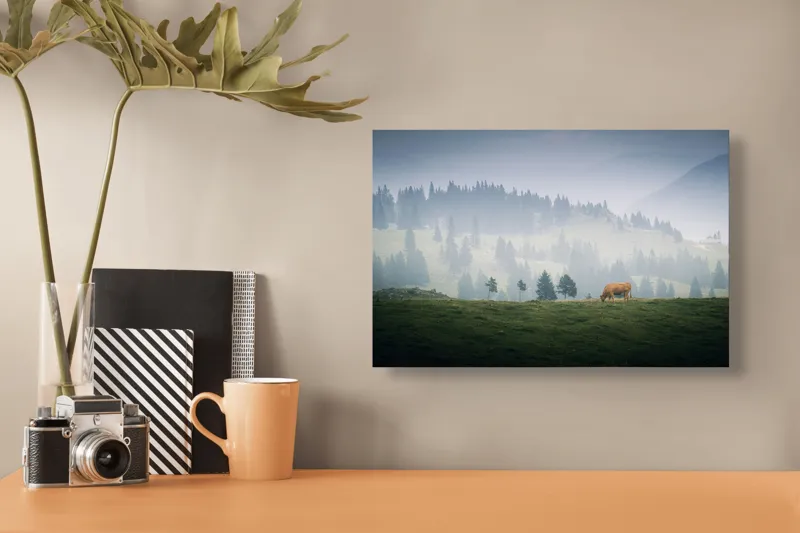 Tablou Canvas, "Văcuța solitară pe câmpul de munte", Nor, Vârfuri, Pini, Vaci, Iarbă, Lumină, Ceață, Peisaj, Tranquilitatea, Natură, 39 x 26 cm – poza 3
