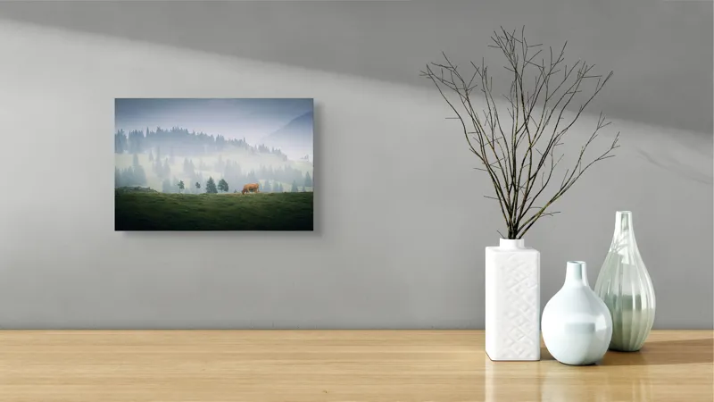 Tablou Canvas, "Văcuța solitară pe câmpul de munte", Nor, Vârfuri, Pini, Vaci, Iarbă, Lumină, Ceață, Peisaj, Tranquilitatea, Natură, 39 x 26 cm – poza 8