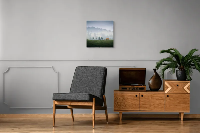Tablou Canvas, "Văcuța solitară pe câmpul de munte", Nor, Vârfuri, Pini, Vaci, Iarbă, Lumină, Ceață, Peisaj, Tranquilitatea, Natură, 50 x 50 cm – poza 6