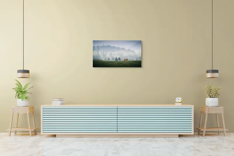 Tablou Canvas, "Văcuța solitară pe câmpul de munte", Nor, Vârfuri, Pini, Vaci, Iarbă, Lumină, Ceață, Peisaj, Tranquilitatea, Natură, 90 x 50 cm – poza 5