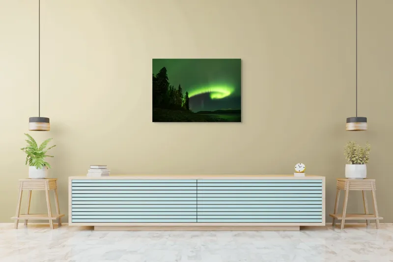 Tablou Canvas, "Aurora boreală deasupra pădurii misterioase", Luminiscență, Cer, Aurore, Noapte, Natură, Peisaj, Stele, Pădure, Lumină, Verde, 100 x 70 cm – poza 4