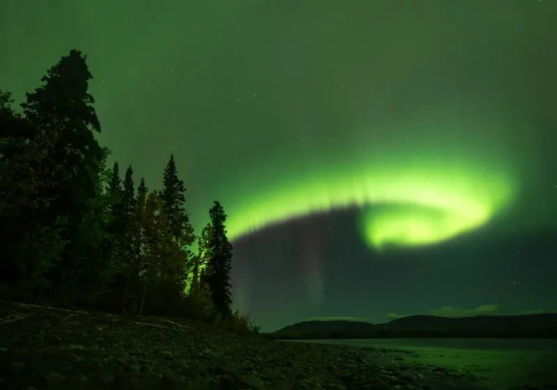 Tablou Canvas, "Aurora boreală deasupra pădurii misterioase", Luminiscență, Cer, Aurore, Noapte, Natură, Peisaj, Stele, Pădure, Lumină, Verde, 100 x 70 cm – poza 2