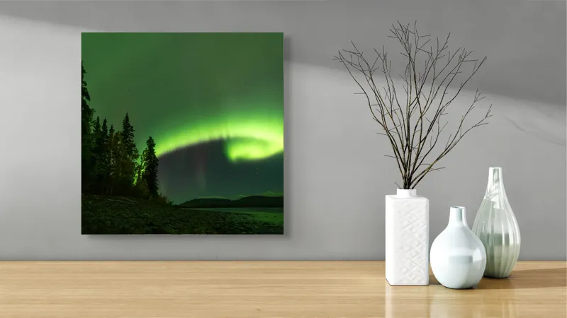 Tablou Canvas, "Aurora boreală deasupra pădurii misterioase", Luminiscență, Cer, Aurore, Noapte, Natură, Peisaj, Stele, Pădure, Lumină, Verde, 50 x 50 cm – poza 3