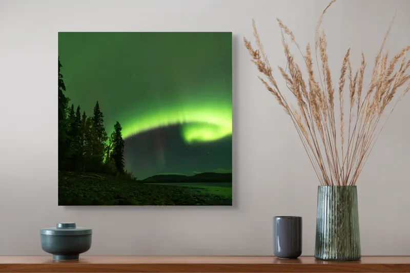 Tablou Canvas, "Aurora boreală deasupra pădurii misterioase", Luminiscență, Cer, Aurore, Noapte, Natură, Peisaj, Stele, Pădure, Lumină, Verde, 50 x 50 cm – poza 4