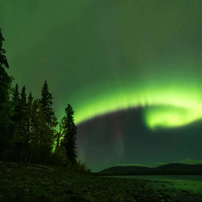 Tablou Canvas, "Aurora boreală deasupra pădurii misterioase", Luminiscență, Cer, Aurore, Noapte, Natură, Peisaj, Stele, Pădure, Lumină, Verde, 50 x 50 cm – poza 2