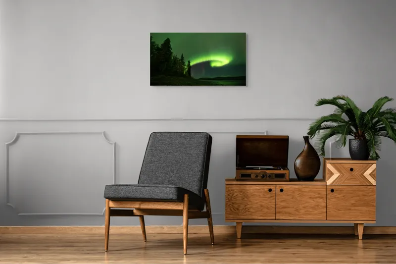 Tablou Canvas, "Aurora boreală deasupra pădurii misterioase", Luminiscență, Cer, Aurore, Noapte, Natură, Peisaj, Stele, Pădure, Lumină, Verde, 90 x 50 cm – poza 6