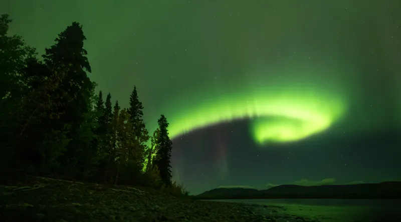 Tablou Canvas, "Aurora boreală deasupra pădurii misterioase", Luminiscență, Cer, Aurore, Noapte, Natură, Peisaj, Stele, Pădure, Lumină, Verde, 90 x 50 cm – poza 2