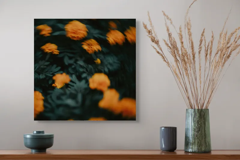 Tablou Canvas, "Dansul florilor portocalii în noapte", Flori, Portocalii, Neclare, Frunze, Întunecate, Contrast, Mișcare, Artă, Mister, Vitalitate, 50 x 50 cm – poza 4