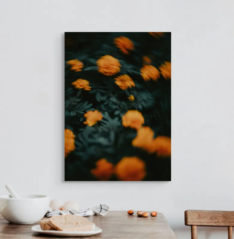 Tablou Canvas, "Dansul florilor portocalii în noapte", Flori, Portocalii, Neclare, Frunze, Întunecate, Contrast, Mișcare, Artă, Mister, Vitalitate, 50 x 70 cm – poza 3