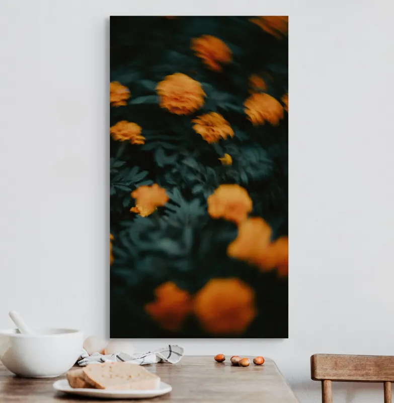 Tablou Canvas, "Dansul florilor portocalii în noapte", Flori, Portocalii, Neclare, Frunze, Întunecate, Contrast, Mișcare, Artă, Mister, Vitalitate, 50 x 90 cm – poza 3