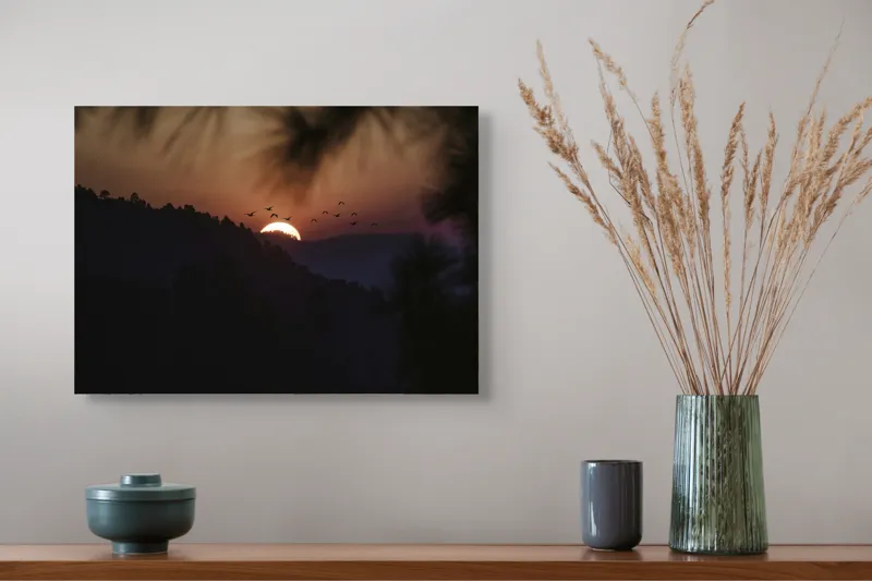 Tablou Canvas, "Apus de soare în munți liniștiți", Apus, Cer, Păsări, Siluetă, Peisaj, Culoare, Tranquilitate, 54 x 39 cm – poza 4