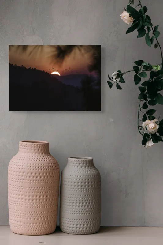 Tablou Canvas, "Apus de soare în munți liniștiți", Apus, Cer, Păsări, Siluetă, Peisaj, Culoare, Tranquilitate, 54 x 39 cm – poza 8