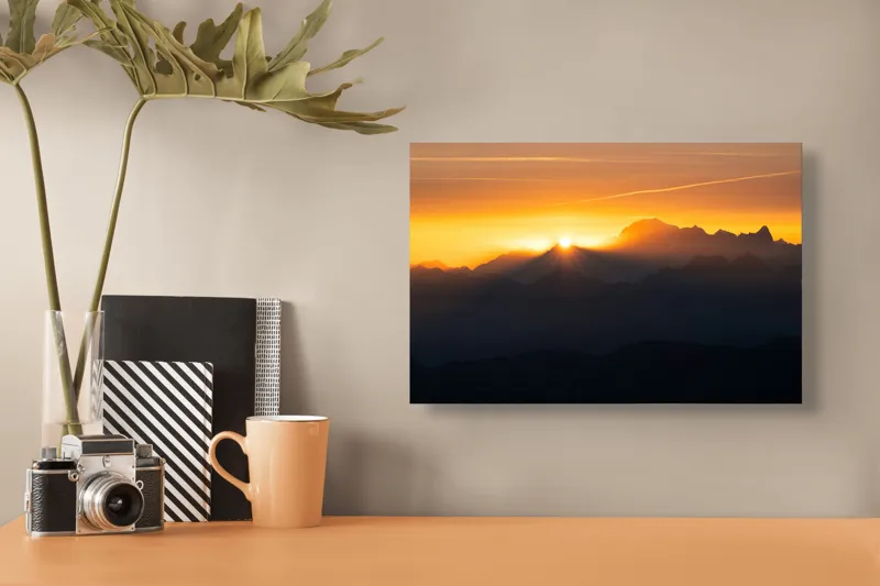 Tablou Canvas, "Răsăritul soarelui peste munți misterioși", Aurora, Măreție, Luminozitate, Siluete, Serenitate, Răsărit, Munți, Cuprinzător, Linii, Cer, Inspirator, Prospect, 39 x 26 cm – poza 3