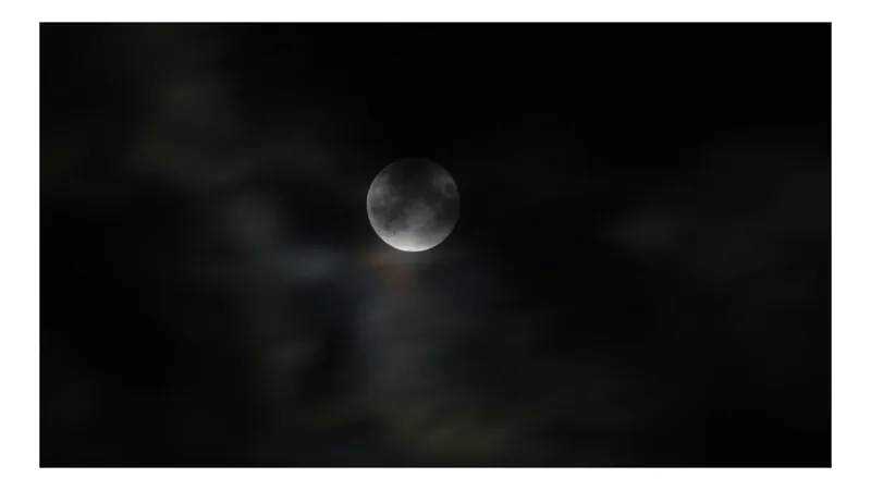 Tablou Canvas, "Luna ascunsă printre nori negri", Lună, Noapte, Întuneric, Mister, Nori, Cer, Lumină, Seninătate, 39 x 26 cm