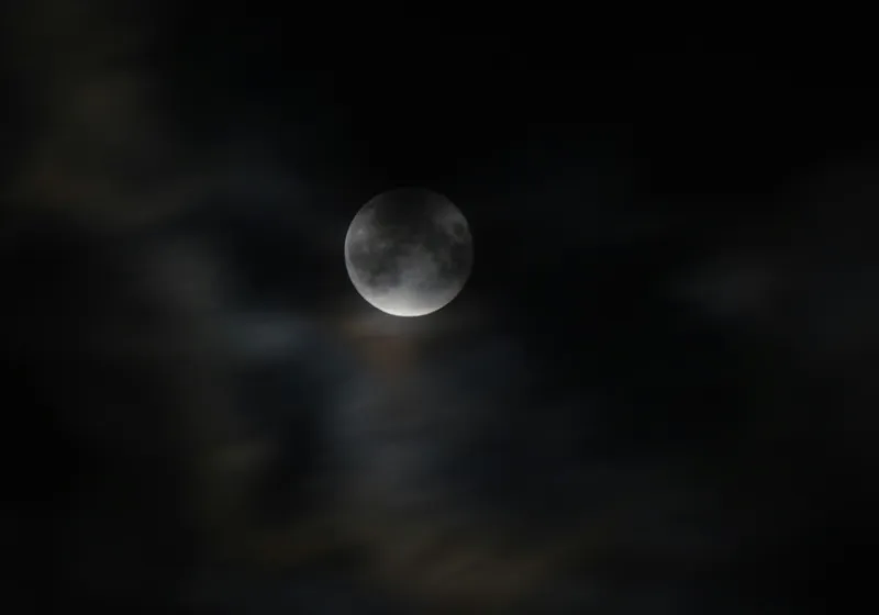 Tablou Canvas, "Luna ascunsă printre nori negri", Lună, Noapte, Întuneric, Mister, Nori, Cer, Lumină, Seninătate, 100 x 70 cm – poza 2