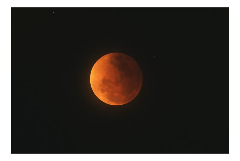 Tablou Canvas, "Luna însângerată în noapte serenă", Lună, Roșie, Eclipse, Mister, Noapte, 54 x 39 cm