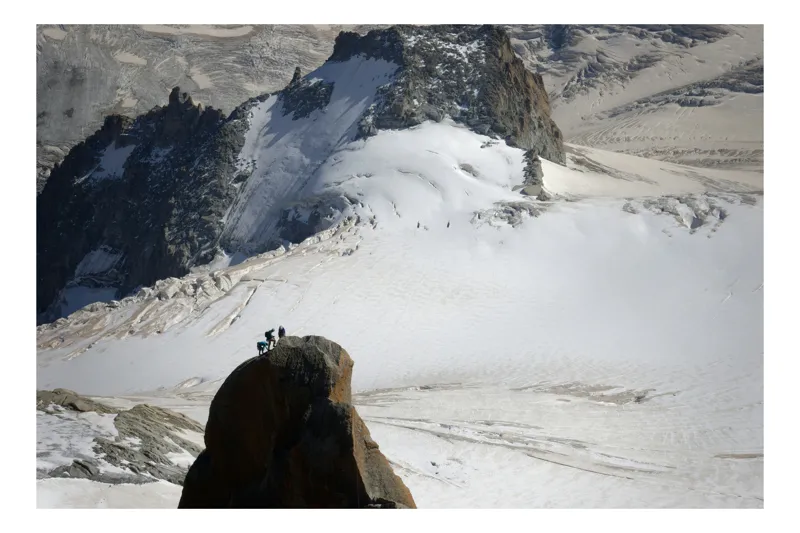 Tablou Canvas, "Aventură alpină pe creste înghețate", Înălțime, Alpinism, Zăpadă, Vârf, Aventura, Natură, Peisaj, Expediție, 39 x 26 cm