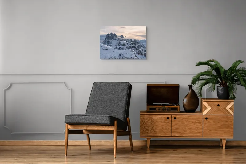 Tablou Canvas, "Munți înzăpeziți sub cerul înnorat", Munți, Zăpadă, Nori, Apus, Stânci, Vârfuri, Liniște, Frig, Natură, Grandios., 70 x 50 cm – poza 4