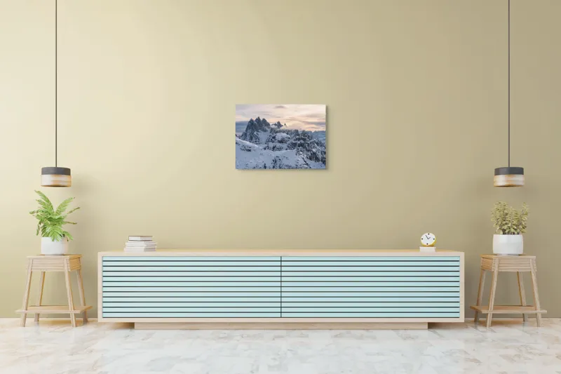 Tablou Canvas, "Munți înzăpeziți sub cerul înnorat", Munți, Zăpadă, Nori, Apus, Stânci, Vârfuri, Liniște, Frig, Natură, Grandios., 70 x 50 cm – poza 7