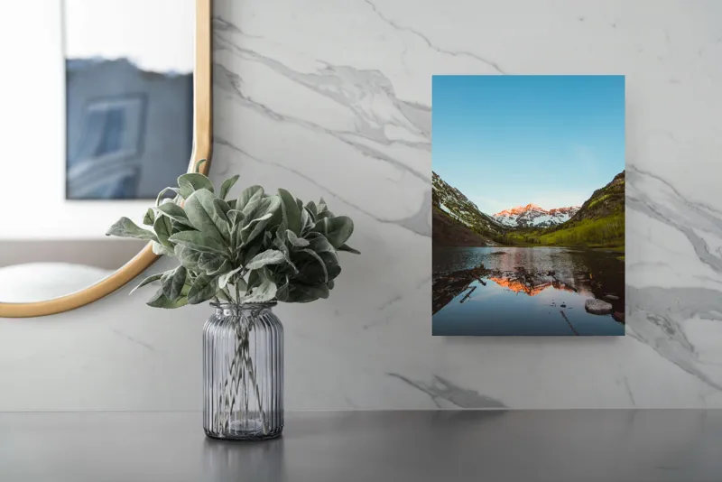 Tablou Canvas, "Reflecții la amurg în munți", Reflecție, Munți, Apus, Lac, Serenitate, Natură, Frumusețe, Tranquilitate, Peisaj, Răsfrângere, 26 x 39 cm – poza 4