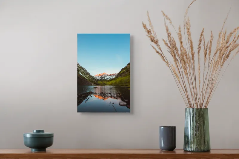 Tablou Canvas, "Reflecții la amurg în munți", Reflecție, Munți, Apus, Lac, Serenitate, Natură, Frumusețe, Tranquilitate, Peisaj, Răsfrângere, 26 x 39 cm – poza 5