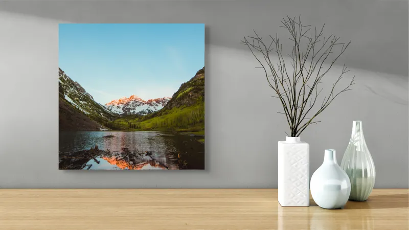 Tablou Canvas, "Reflecții la amurg în munți", Reflecție, Munți, Apus, Lac, Serenitate, Natură, Frumusețe, Tranquilitate, Peisaj, Răsfrângere, 50 x 50 cm – poza 3
