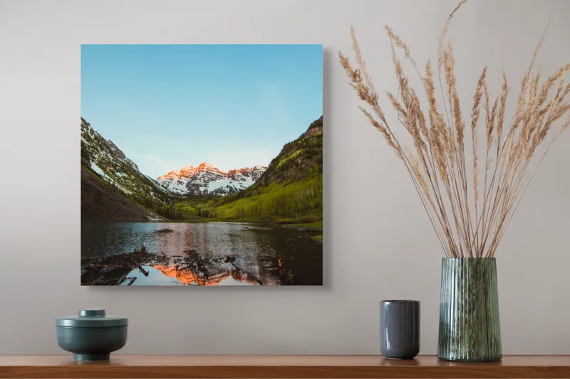 Tablou Canvas, "Reflecții la amurg în munți", Reflecție, Munți, Apus, Lac, Serenitate, Natură, Frumusețe, Tranquilitate, Peisaj, Răsfrângere, 50 x 50 cm – poza 4