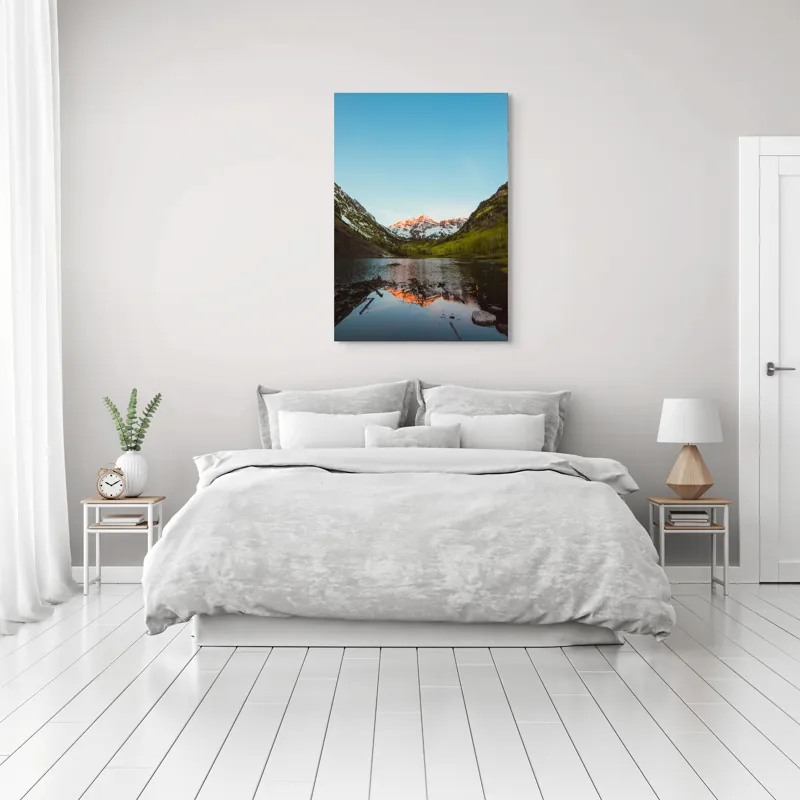 Tablou Canvas, "Reflecții la amurg în munți", Reflecție, Munți, Apus, Lac, Serenitate, Natură, Frumusețe, Tranquilitate, Peisaj, Răsfrângere, 70 x 100 cm – poza 3