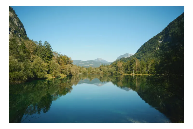 Tablou Canvas, "Muntele reflectat în apă cristalină", Cer, Munți, Lac, Pădure, Reflecție, Liniște, Natură, Verdeață, Peisaj, Tranquilitate, 150 x 100 cm