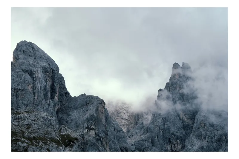 Tablou Canvas, "Misterele munților înzăpeziți groomiți de nori", Mister, Măreție, Piatra, Ceață, Răceală, Pătrundere, Singurătate, Înălțime, 70 x 50 cm
