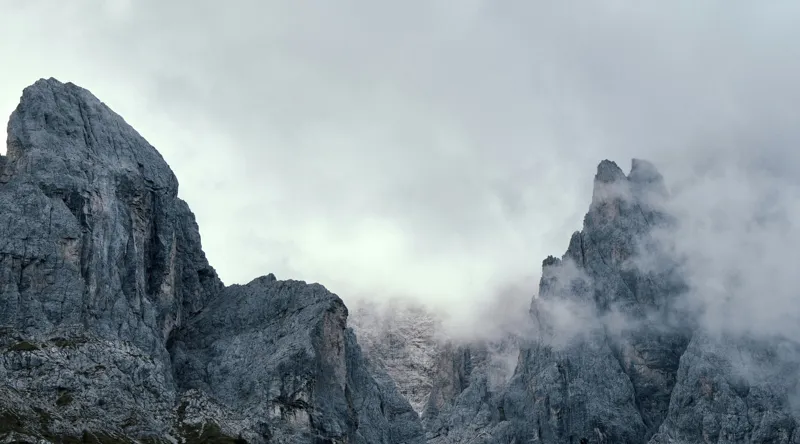 Tablou Canvas, "Misterele munților înzăpeziți groomiți de nori", Mister, Măreție, Piatra, Ceață, Răceală, Pătrundere, Singurătate, Înălțime, 90 x 50 cm – poza 2