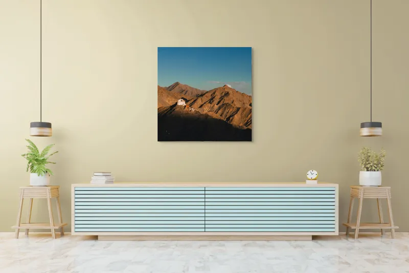 Tablou Canvas, "Biserica între stâncile aspre ale munților", Munți, Apus, Cer, Structură, Umbre, Liniște, Peisaj, Piatră, 100 x 100 cm – poza 5