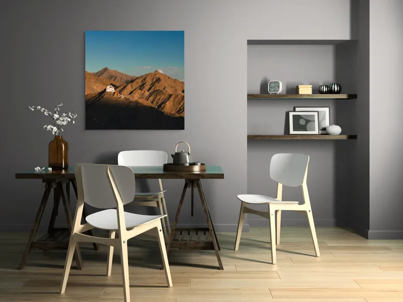 Tablou Canvas, "Biserica între stâncile aspre ale munților", Munți, Apus, Cer, Structură, Umbre, Liniște, Peisaj, Piatră, 100 x 100 cm – poza 6