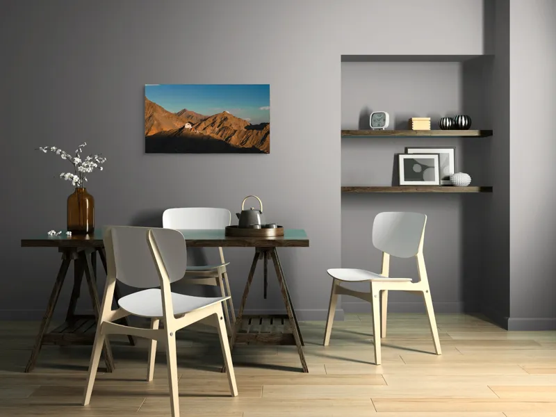 Tablou Canvas, "Biserica între stâncile aspre ale munților", Munți, Apus, Cer, Structură, Umbre, Liniște, Peisaj, Piatră, 90 x 50 cm – poza 3