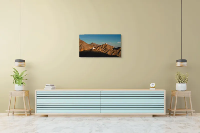 Tablou Canvas, "Biserica între stâncile aspre ale munților", Munți, Apus, Cer, Structură, Umbre, Liniște, Peisaj, Piatră, 90 x 50 cm – poza 5