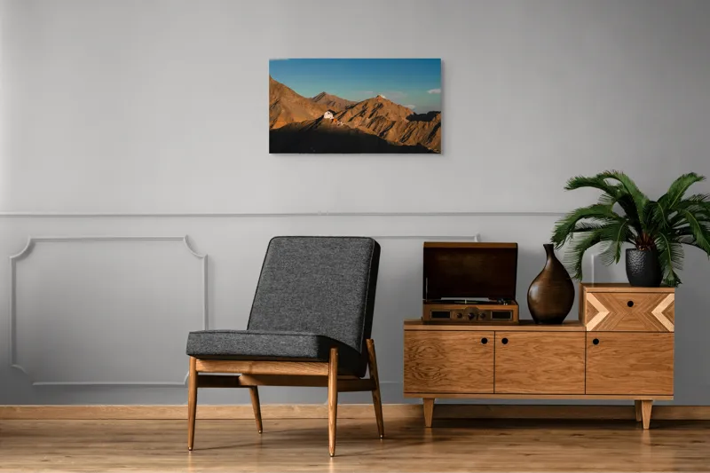 Tablou Canvas, "Biserica între stâncile aspre ale munților", Munți, Apus, Cer, Structură, Umbre, Liniște, Peisaj, Piatră, 90 x 50 cm – poza 6