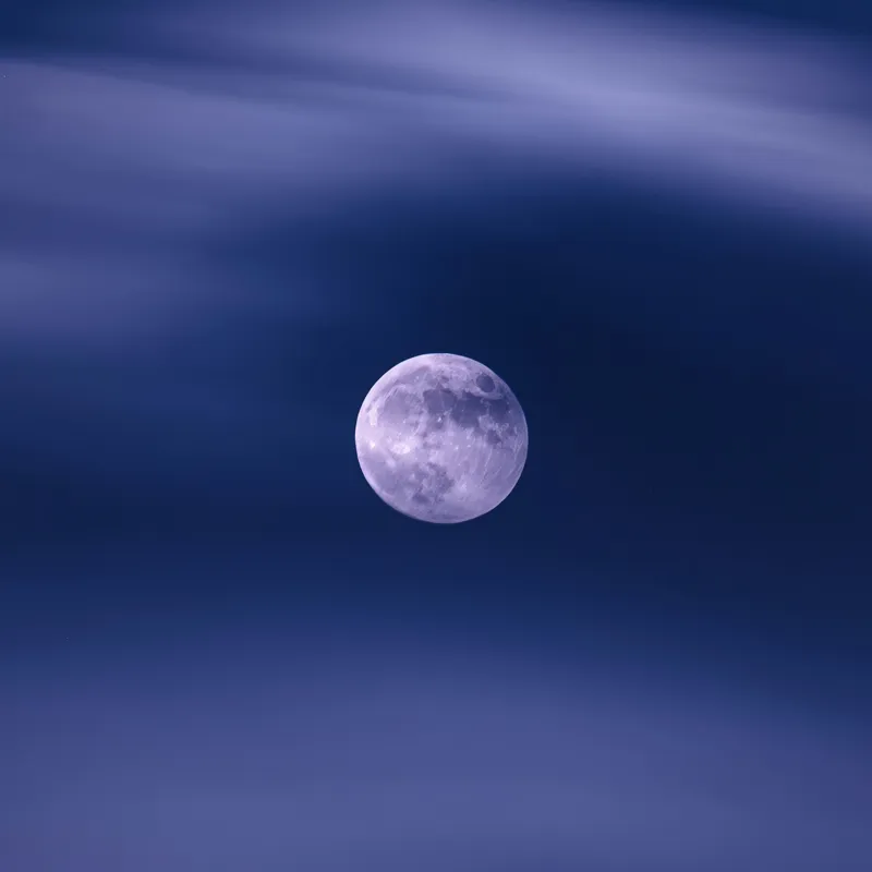 Tablou Canvas, "Luna într-o noapte senină", Luna, Cer, Noapte, Nori, Mister, Lumină, Calm, Vis, Magie, 100 x 100 cm – poza 2