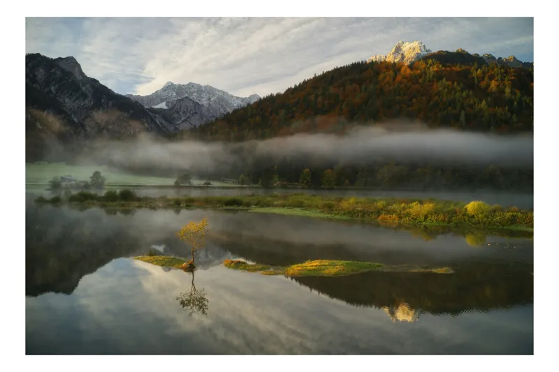 Tablou Canvas, "Reflecții ale toamnei în oglinda lacului", Nor, Munte, Apă, Insulă, Copac, Ceață, Cer, Reflexie, Vegetație, Răsărit, 50 x 50 cm