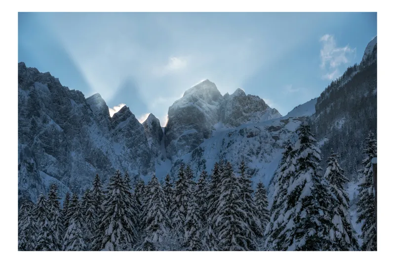 Tablou Canvas, "Răsăritul soarelui peste munți înzăpeziți", Majestate, Lumină, Zăpadă, Vârfuri, Pădure, Cer, Răsărit, Măreție, 50 x 50 cm
