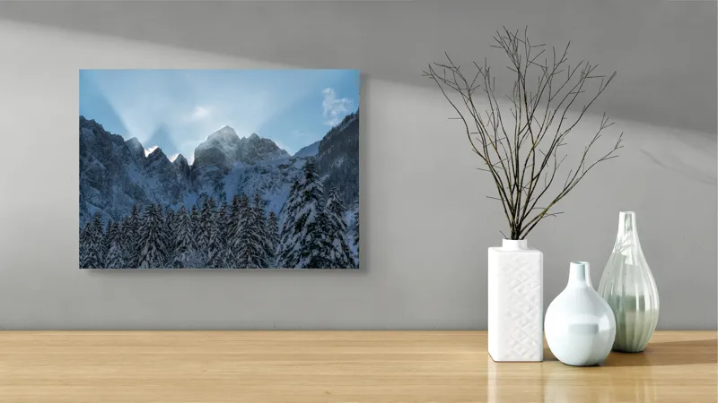 Tablou Canvas, "Răsăritul soarelui peste munți înzăpeziți", Majestate, Lumină, Zăpadă, Vârfuri, Pădure, Cer, Răsărit, Măreție, 54 x 39 cm – poza 3