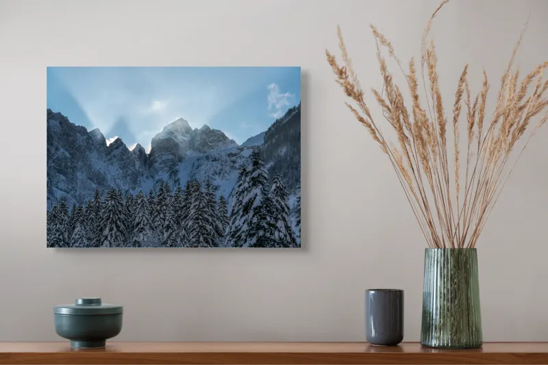 Tablou Canvas, "Răsăritul soarelui peste munți înzăpeziți", Majestate, Lumină, Zăpadă, Vârfuri, Pădure, Cer, Răsărit, Măreție, 54 x 39 cm – poza 4