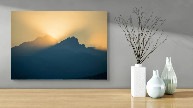 Tablou Canvas, "Răsărit luminiș între vârfuri muntoase", Munte, Siluetă, Răsărit, Ceață, Lumină, Umbre, Cer, Vedere, Peisaj, 70 x 50 cm – poza 3